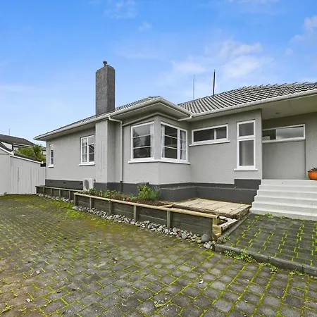 Figtree Bungalow - Rotorua Holiday Home